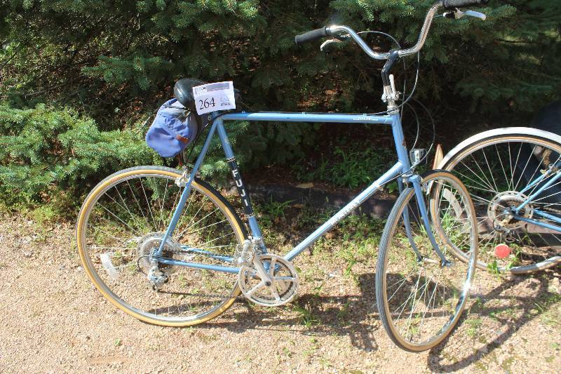 lot 264 image: Fuji Monterey 27in. Bike