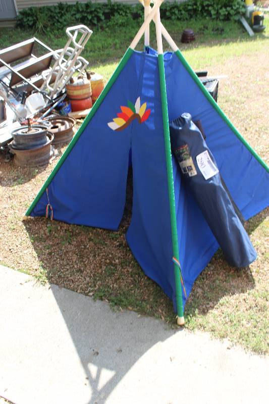 lot 290 image: Teepee Tent, 2-Portable Chairs w Bags