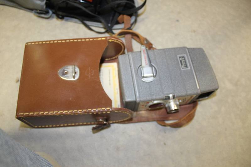 lot 293 image: Bell & Howell 220 Wilshire 8mm Movie Camera w Users Guide, Case