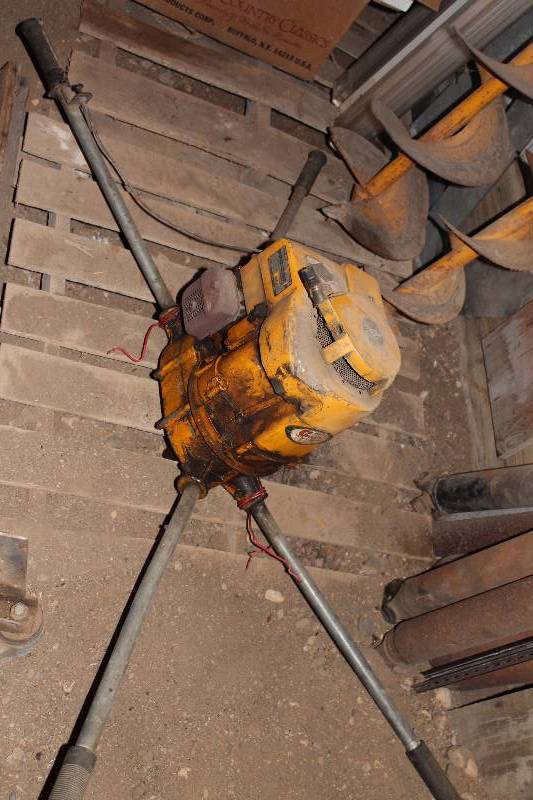 lot 223 image: Briggs & Stratton 5 hp 4 Stroke Auger, Auger Bits