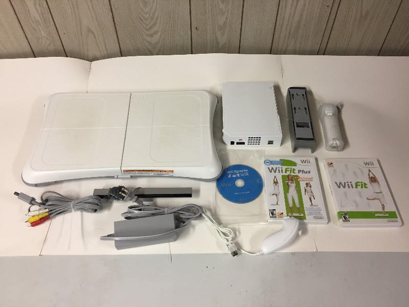 lot 8 image: WII Set - Complete with Fitness