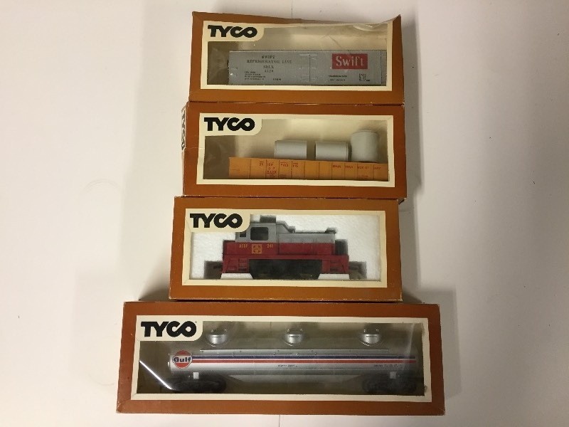 lot 14 image: Tyco HO Scale Train Cars