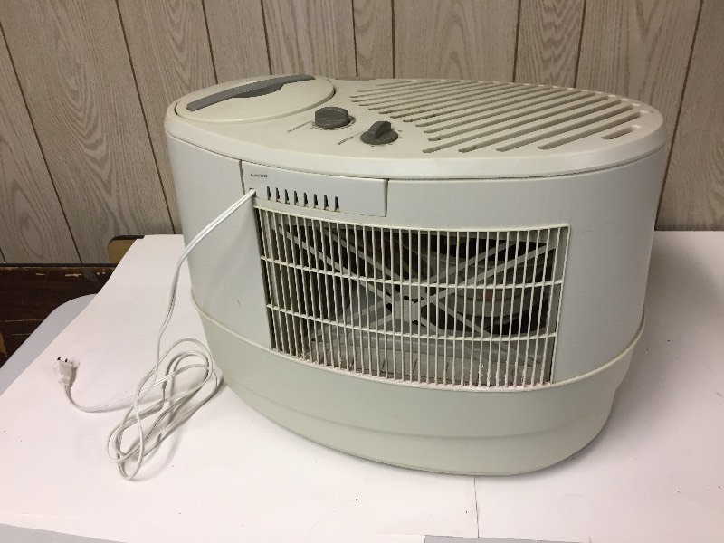 lot 50 image: Humidifier - Lasko Model 1128