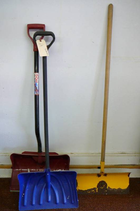 lot 2 image: Snow Shovels