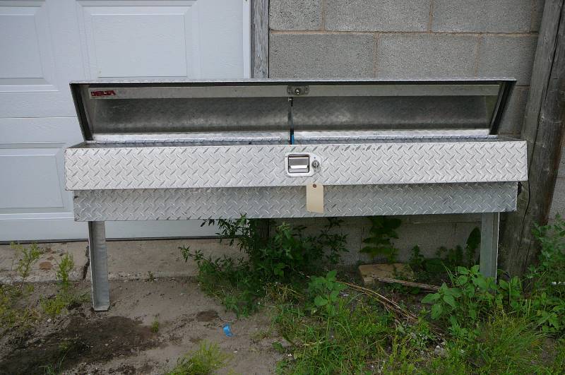 lot 68 image: 64 Delta Alum Side tool Box