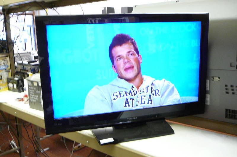 lot 72 image: 37 Toshiba TV