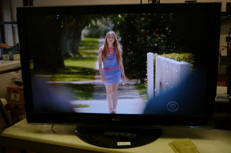 lot 77 image: 42 LG LED TV Display model