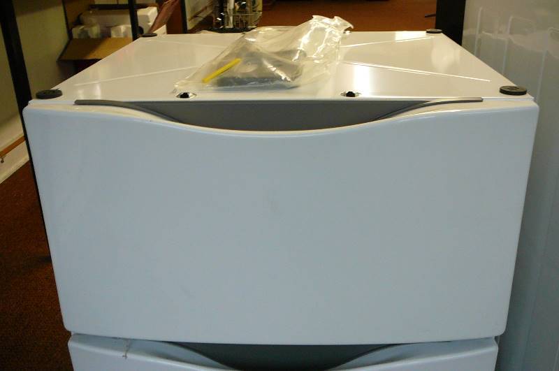 lot 88 image: WasherDryer Pedestal