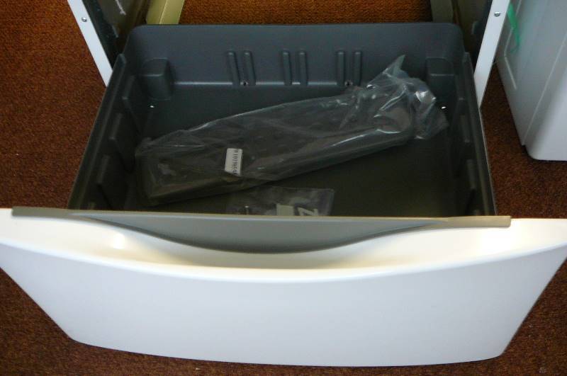 lot 89 image: WasherDryer Pedestal