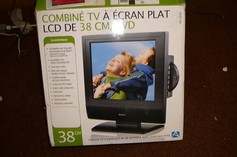 lot 150 image: 15 Flat Panel LCD TVDVD combo