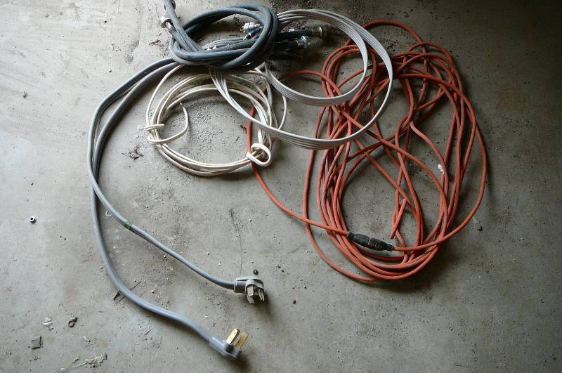 lot 287 image: Lot of Cords