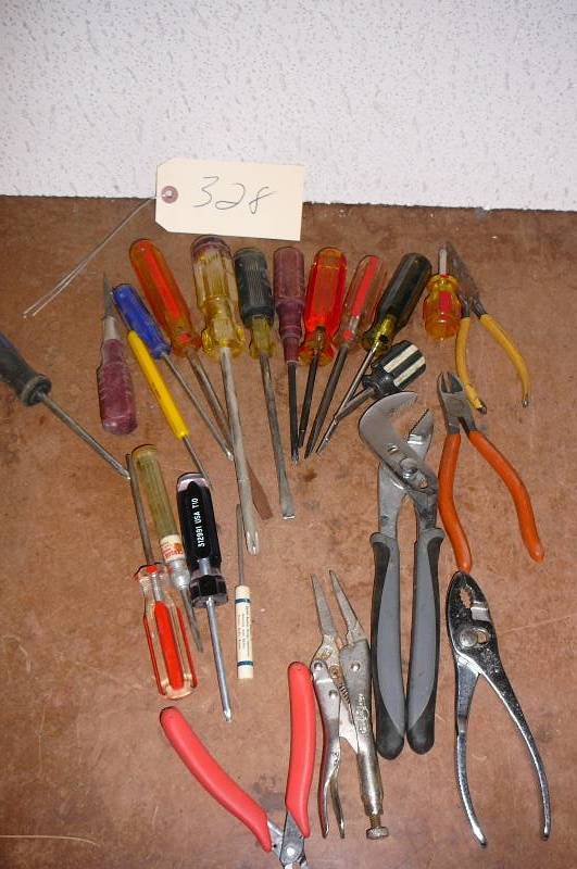 lot 328 image: Lot of Hand tools