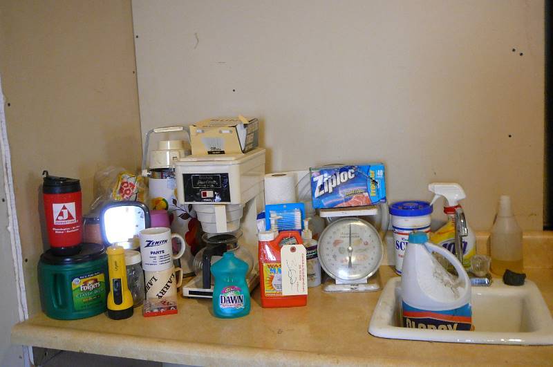lot 362 image: 409, Washer Magic, Clorox, Scale, Bunn Coffee maker, folgers