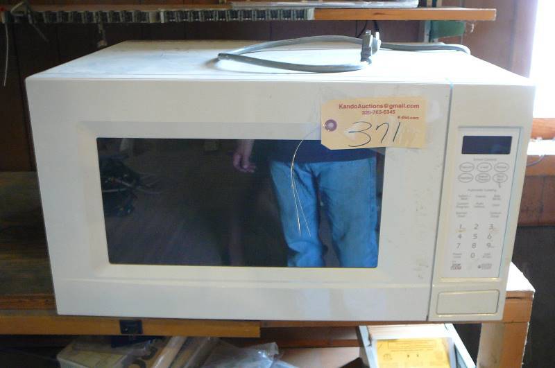 lot 371 image: Microwave