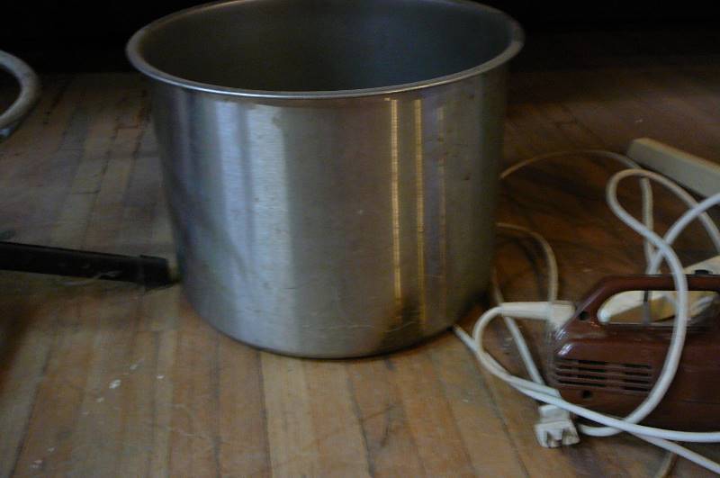 lot 388 image: Lot of Fan, Vacuum,2 gal Canner