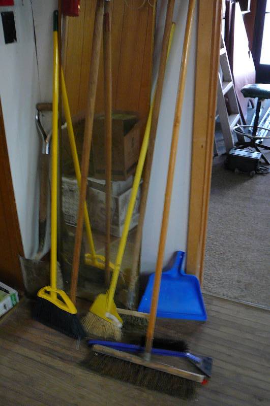 lot 392 image: Lot of Brooms, Shovels,Squeege