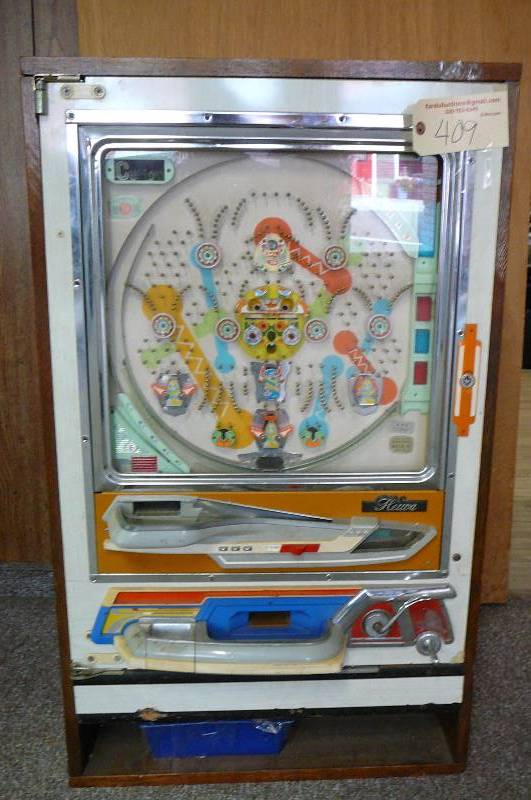 lot 409 image: Vintage Game Machine