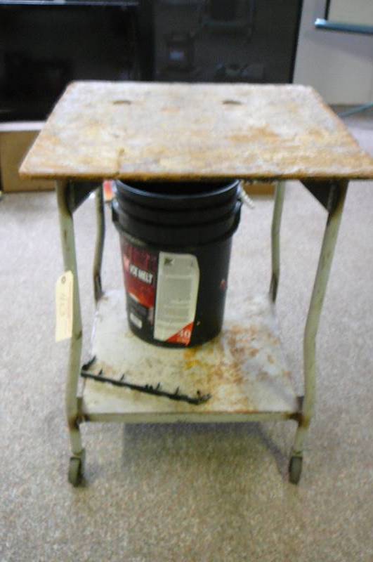 lot 413 image: Metal Shelf with casters
