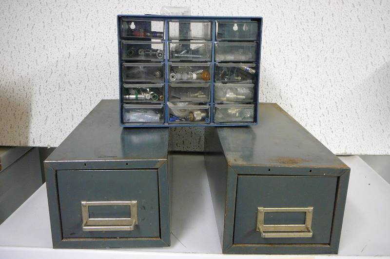 lot 266 image: Fitting metal box with electronic parts