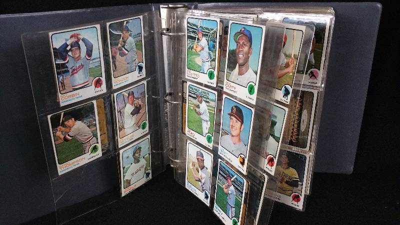 lot 55 image: Binder of 70s Vintage Baseball Cards Including Stars