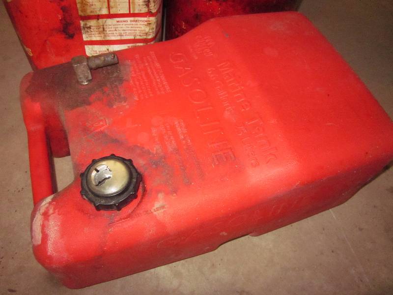 4 Gas Cans & 1 Boat Gas Tank