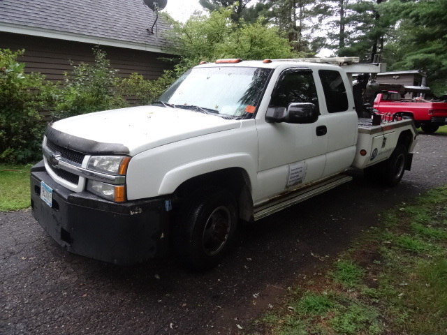 lot 1 image: 2004 Chevy 3500 Tow truck 4 x 4