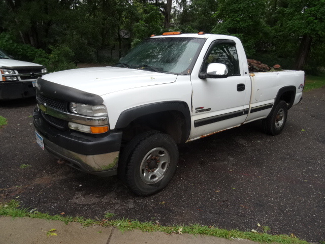 lot 2 image: 2002 Chevy 2500 Pickup 4 x 4