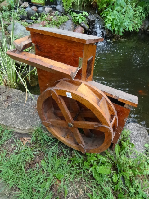 lot 22 image: Wood Decorative Outdoor Water Wheel.