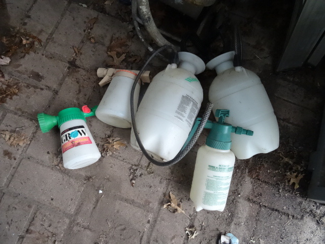lot 23 image: 3 Pressurized Lawn And Garden Sprayers.
