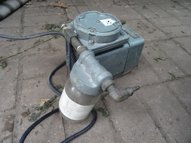 lot 24 image: Gas Vacuum Pump,