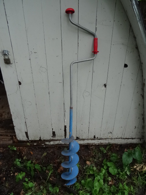 lot 26 image: 6 Hand Ice Auger