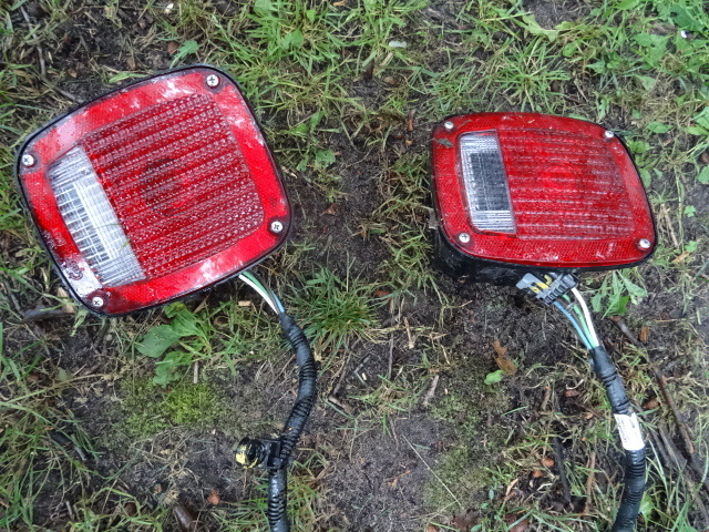 lot 30 image: 2 Rear Trailer Lights With Wiring
