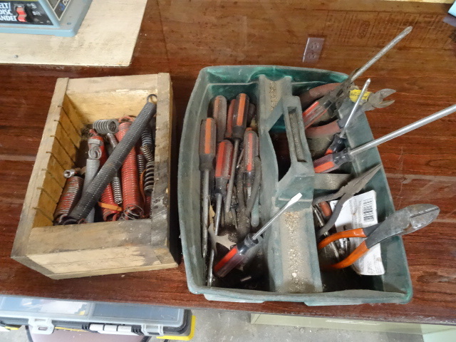 lot 95 image: Tool Tote With Misc Screwdrivers