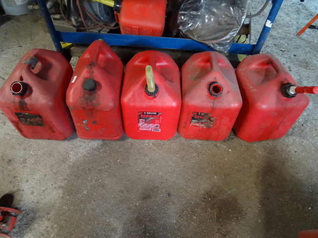 lot 122 image: 5 Plastic Gas Cans. 5 Gal.