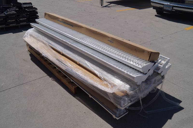 8 Foot Florescent Lights