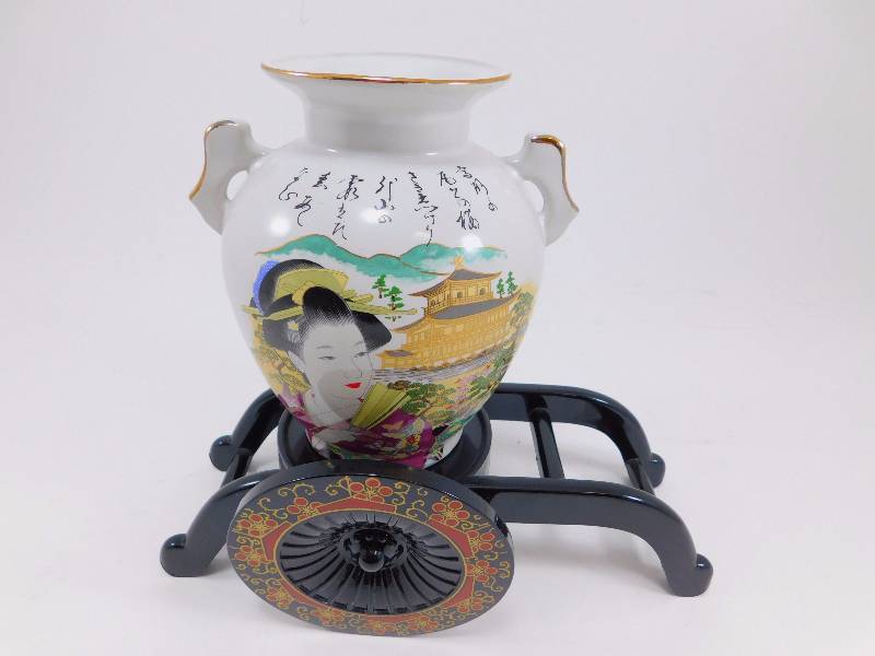 lot 11 image: Japanese Vase wPlastic Holder