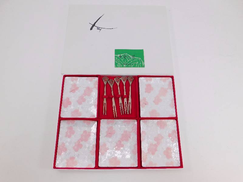 lot 21 image: New Vintage Boxed Set of Japanese Sushi Plates & Forks for 5