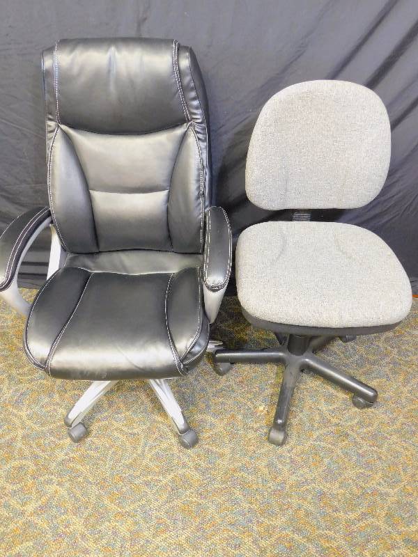 lot 31 image: (2) Office Chairs