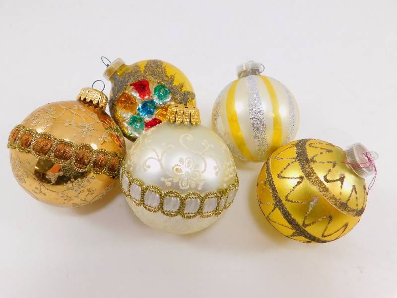 lot 47 image: Vintage Christmas Ornaments
