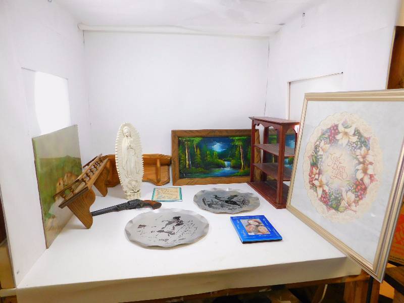 lot 64 image: Lot of Home Decor Items