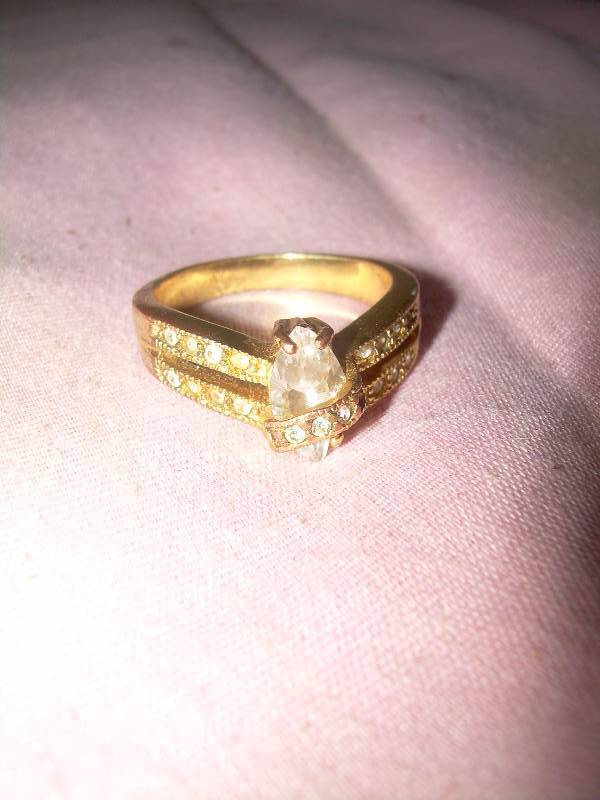 SZ 7 GOLD AND DIAMOND RING