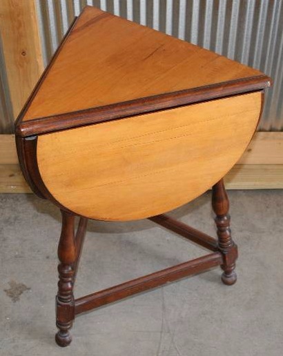 lot 8 image: Antique Clover Leaf Table