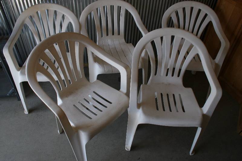 lot 15 image: Outdoor Patio Chairs