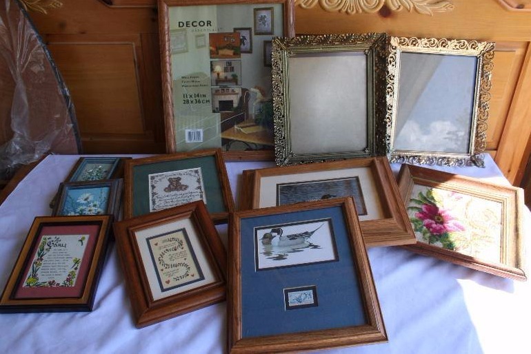 lot 34 image: Assorted Small PicturesFrames