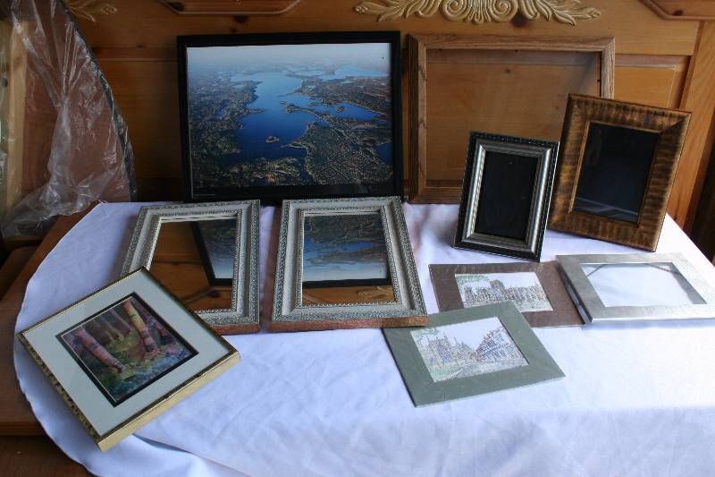 lot 36 image: Assorted Small PicturesFrames