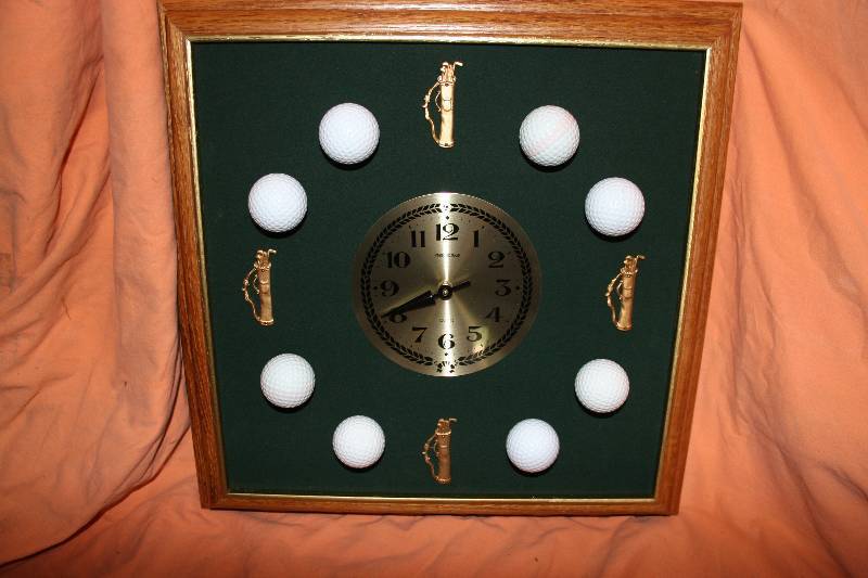 lot 106 image: Golf Themed Clock