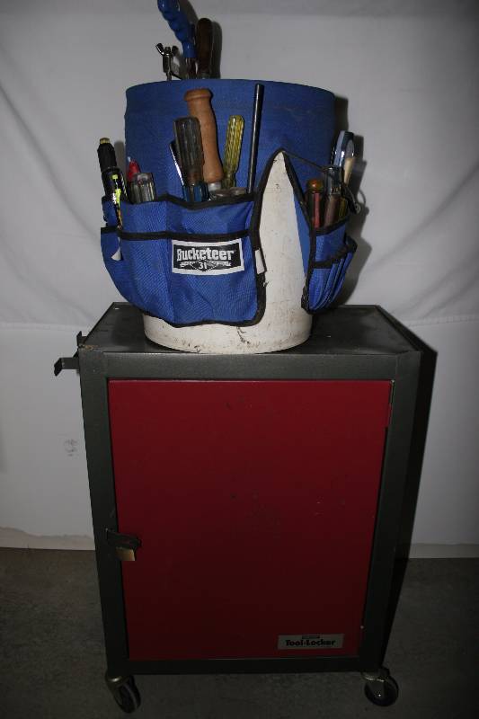 lot 236 image: Tool Chest and Bucket o Tools