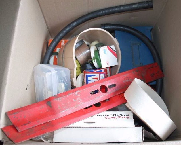 lot 252 image: Garage Items