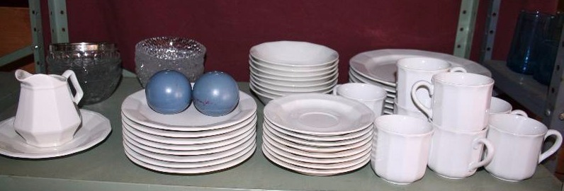 lot 261 image: Assorted Dishware