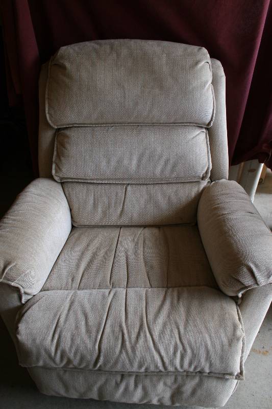 lot 271 image: Swiveling Recliner